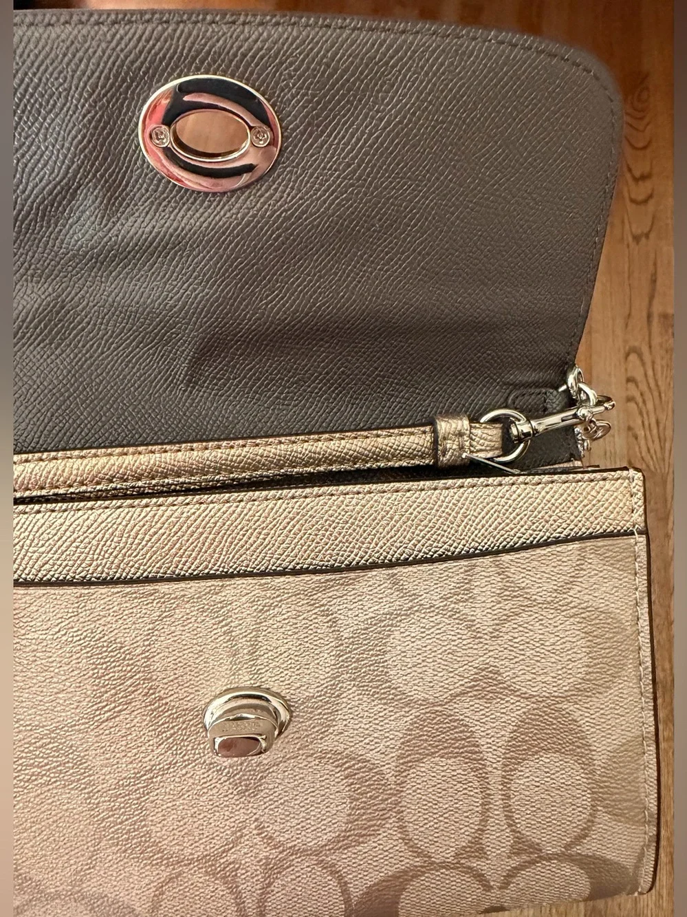 NWOT COACH METALLIC CHAMPAGNE SILVER SIGNATURE CROSSBODY CHAIN WRISTLET BAG